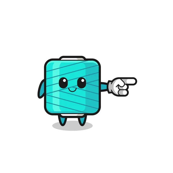 Yarn Spool Mascot Pointing Right Gesture Cute Design — Stockvector
