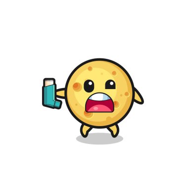 Spreyini tutarken astımı olan yuvarlak peynir maskotu, şirin tasarım.