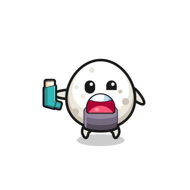 Onigiri maskotunun astımı var. Astım spreyini tutarken, şirin bir tasarım.