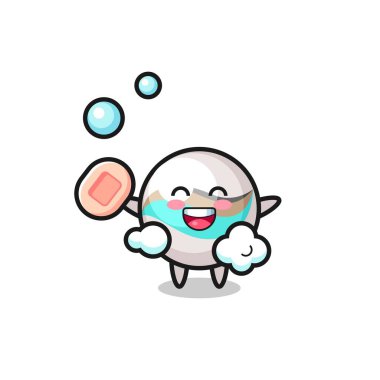 Mermer oyuncak karakter elinde sabun tutarken banyo yapıyor, şirin tasarım.