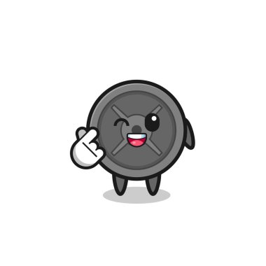 Halter plakalı karakter Korece parmak kalbi yapıyor, şirin bir tasarım.