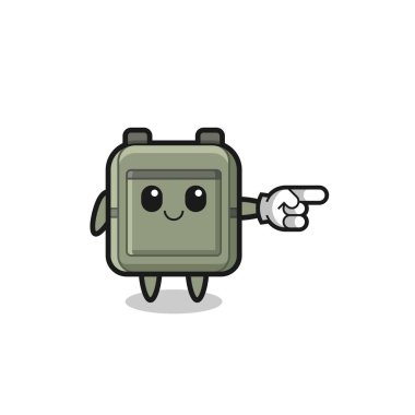 Okul çantasının maskotu, güzel bir tasarımı var.