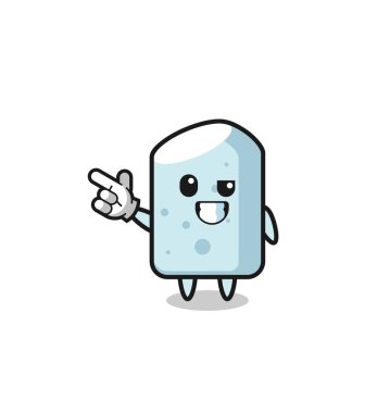 Tebeşir maskotu sol üst tarafı gösteriyor, şirin tasarım.