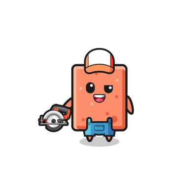 Ağaç işçisi tuğla maskotu elinde daire şeklinde testere, şirin bir tasarım.