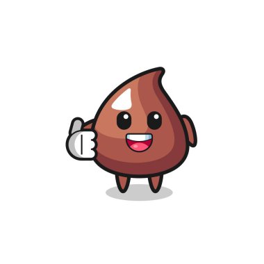 Çikolata parçalı maskot başparmak hareketi yapıyor, şirin tasarım