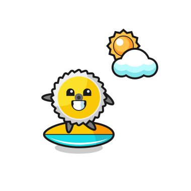 Testere Bıçağı karikatürü sahilde sörf yapıyor, şirin bir tasarım.