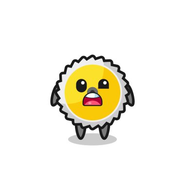 Sevimli testere bıçaklı maskotun şok olmuş yüzü, şirin bir tasarım.