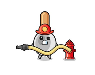 Su hortumlu itfaiyeci maskotu olarak yemek kaşığı çizgi filmi, şirin bir tasarım.