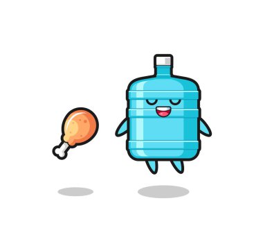 Şirin bir galon su şişesi yüzüyor ve tatlı bir tasarım olan kızarmış tavuk yüzünden ayartılıyor.