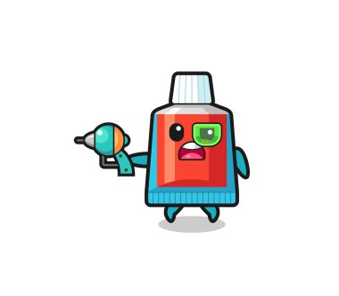 Güzel bir diş macunu. Elinde silah var. Sevimli tasarım.