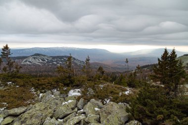 Dağın tepesinden sonbahar manzarası.