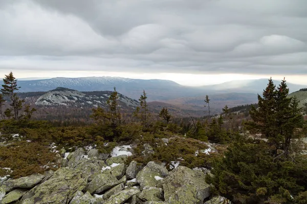 Dağın tepesinden sonbahar manzarası.