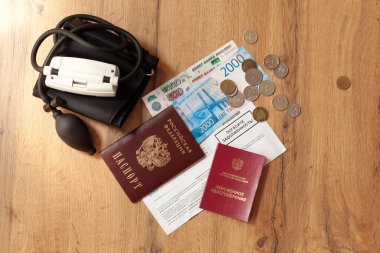  Rusça yazı: borcunu öde. Faturaların ödenmesi makbuzu. Pasaport. Emeklilerin kimlikleri. Rus parası. Yaşlılara elektrik faturaları baskı yapıyor