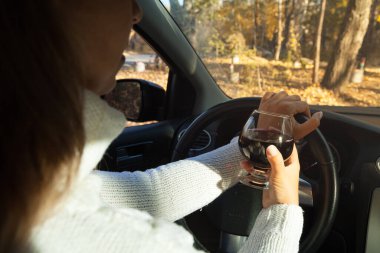  Direksiyondaki kız alkol içiyor. Trafik güvenlik tehdidi