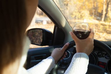  Direksiyondaki kız alkol içiyor. Trafik güvenlik tehdidi