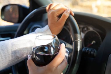  Direksiyondaki kız alkol içiyor. Trafik güvenlik tehdidi