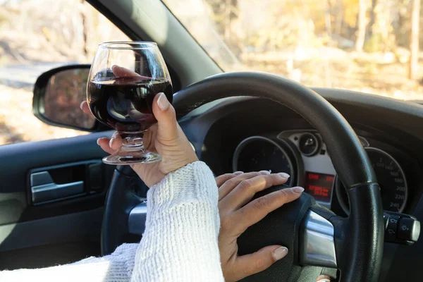 Девушка за рулём пьет алкоголь. Угроза безопасности дорожного движения — стоковое фото