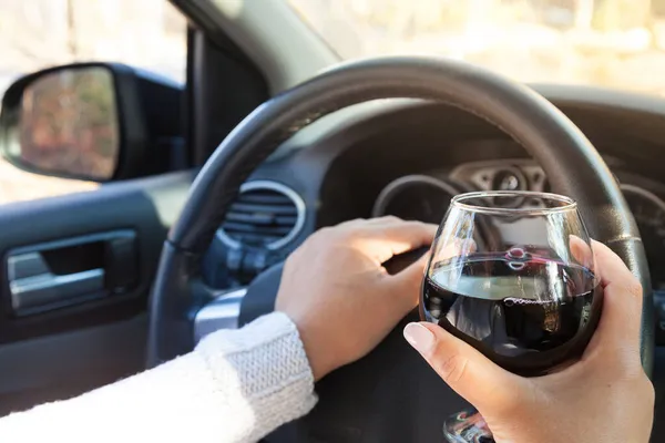  Direksiyondaki kız alkol içiyor. Trafik güvenlik tehdidi