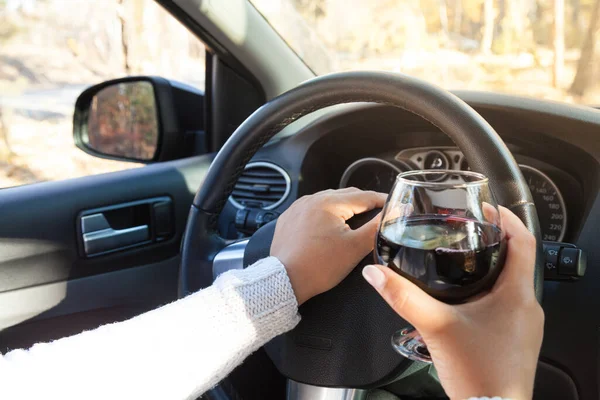 Το κορίτσι στο τιμόνι πίνει αλκοόλ. Κίνδυνος οδικής ασφάλειας — Φωτογραφία Αρχείου