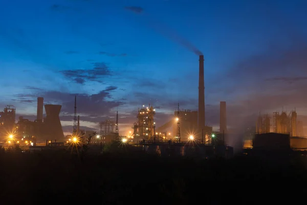 Az acélgyár szennyezi a levegőt. Ökológia — Stock Fotó