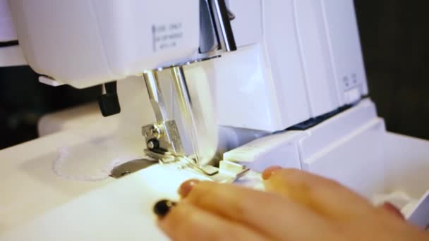 Girl sews on a sewing machine — Stock Video