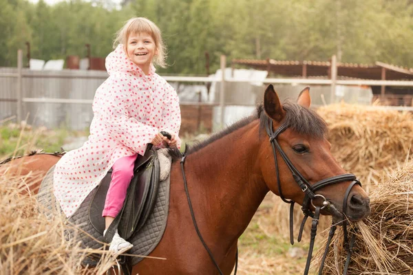 Девушка едет верхом на лошади по ранчо. — стоковое фото