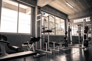 Spor salonunda, spor etkinlikleri ve daha fazlası için modern fitness ekipmanlarıyla. Spor salonunun modern iç dekorasyonu ve ekipmanları. Spor salonunda spor malzemeleri..