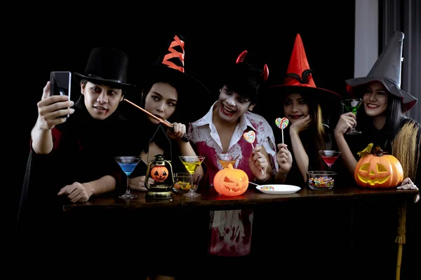 Grupo Jovem Asiático Traje Celebrar Festa Halloween Selfie Fundo Preto — Fotografia de Stock