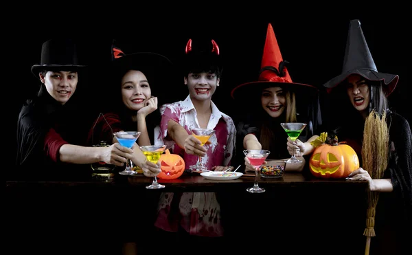 Groep Jonge Aziatische Kostuum Vieren Halloween Feest Zwarte Achtergrond Met — Stockfoto