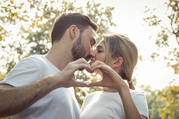 Jóvenes Amantes Besándose Están Listos Para Unir Sus Manos Para —  Fotos de Stock