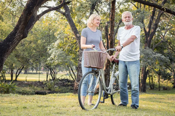 Coppie Anziani Stanno Pedalando Insieme Nel Parco Coppie Sambuco Giocare — Foto Stock