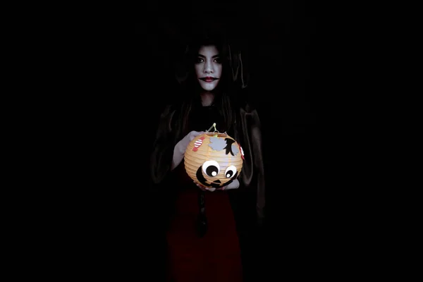 Mladá Asijská Žena Kostým Černé Čarodějnice Rukou Drží Oranžovou Halloween — Stock fotografie