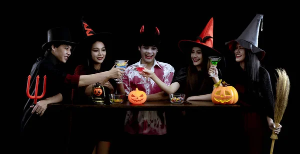 Skupina Mladých Asiatů Kostýmu Oslavit Halloween Party Černém Pozadí Konceptem — Stock fotografie