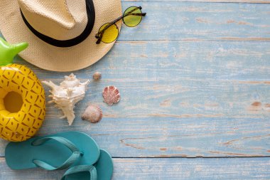 Ahşap arka planda gezginler için kullanılan aksesuarların üst görüntüsü. Seyahat aksesuarları ve kopyalama alanı. Üst görünüm seyahat aksesuarları kavramı.