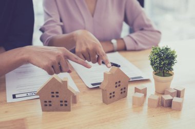 Çift sözleşmelerine devam etmek için bir ev seçiyor. Ev konsepti al ya da sat, karı koca ev almayı planlıyor..