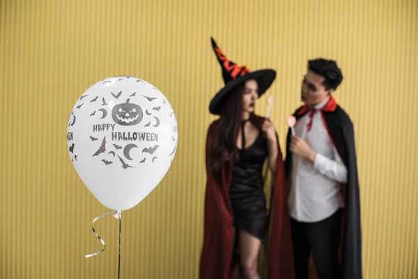 Halloween White Balloon Background Young Couple Costume Witch Dracula Hold — ストック写真