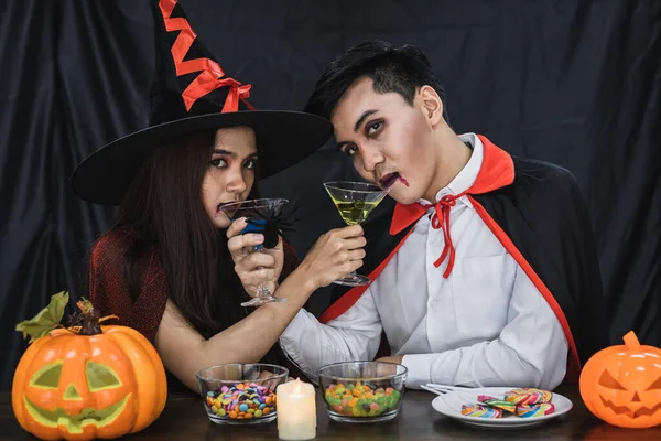 Mladý Asijský Pár Kostýmu Čarodějnice Dracula Oslavou Halloweenské Party Pro — Stock fotografie