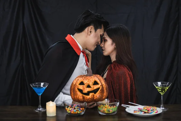 Mladý Asijský Pár Kostýmu Čarodějnice Dracula Políbil Oslavě Halloweenského Festivalu — Stock fotografie