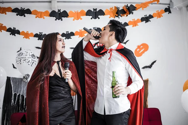 Pár Kostýmu Čarodějnice Dracula Oslavou Halloweenské Párty Pít Pivo Při — Stock fotografie