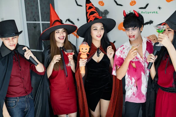 Gang Van Jonge Aziatische Kostuum Heks Tovenaar Met Vieren Halloween — Stockfoto