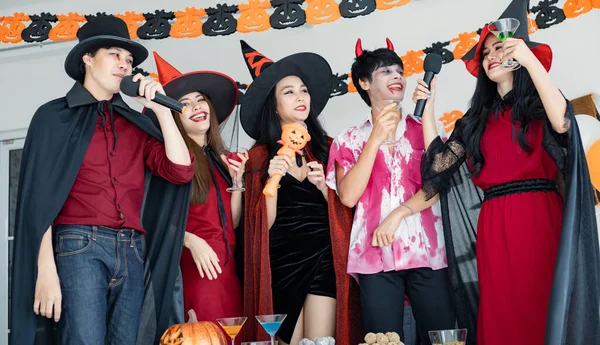 Kostüm Giymiş Genç Asyalı Cadı Çetesi Cadılar Bayramı Partisini Kutlayan — Stok fotoğraf
