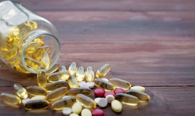 Ahşap arka planda tıp konsepti. Tıp alanında tıp kavramı. Haplar, diyet takviyeleri bir araya toplanmış..