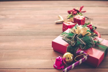 Noel kompozisyonu, hediye kutuları, tahta arka planda top ve fotokopi alanı. Noel aksesuarları ve yeni yıl konsepti.