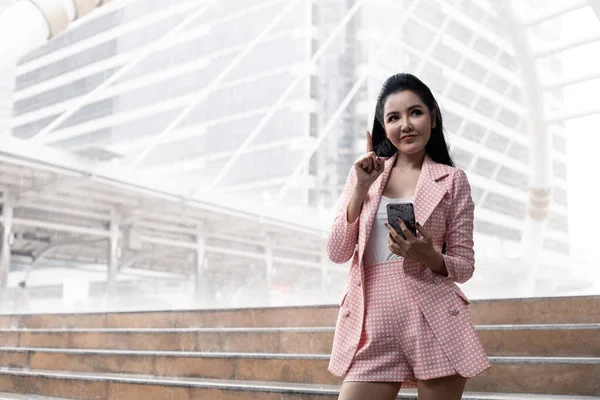 Portrait Smile Asian Office Worker Girl Handmade Point Hold Smartphone — Zdjęcie stockowe