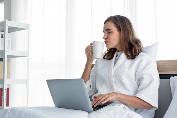 Jonge Blanke Vrouw Witte Pyjama Met Wit Met Een Kop — Stockfoto