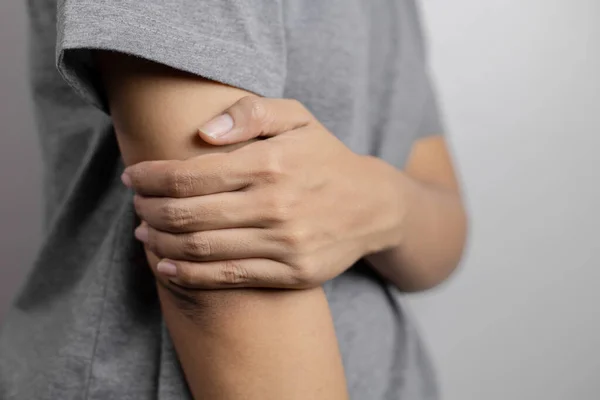 Mujer Con Dolor Codo — Foto de Stock