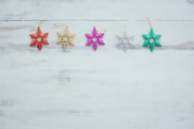 Kar oyuncağı arka planı ve fotokopi alanı olan bir Noel kompozisyonu. Noel aksesuarları ve yeni yıl konsepti.