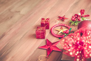 Noel kompozisyonu, hediye kutuları, top, tahta arka planda yıldız ve fotokopi alanı. Noel aksesuarları ve yeni yıl konsepti.