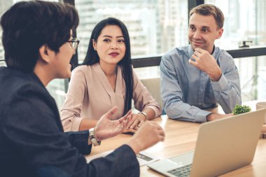 Ev konsepti al ya da sat, satış temsilcisi karı ve kocaya ev almak için ev satın alma sözleşmesi teklif ediyor. Ev satış temsilcileri şu anda müşterilere ev projeleri sunuyor.