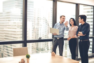 Ev satış temsilcileri müşterileri satış yapan evleri görmeye ve sunmaya götürüyor. Çiftler, satın almak üzere oldukları evde, bir simsarla görüşüp tavsiyelerde bulunurlar..